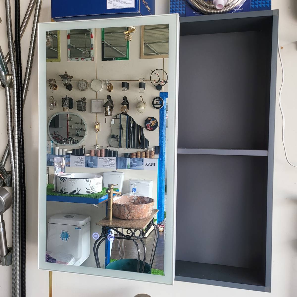 tu-guong-co-den-led-cam-ung-gia-re